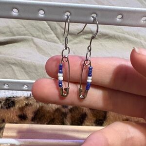 4 for 18$ 🔥 Homemade Beaded Safety Pin Earrings in Blue & White